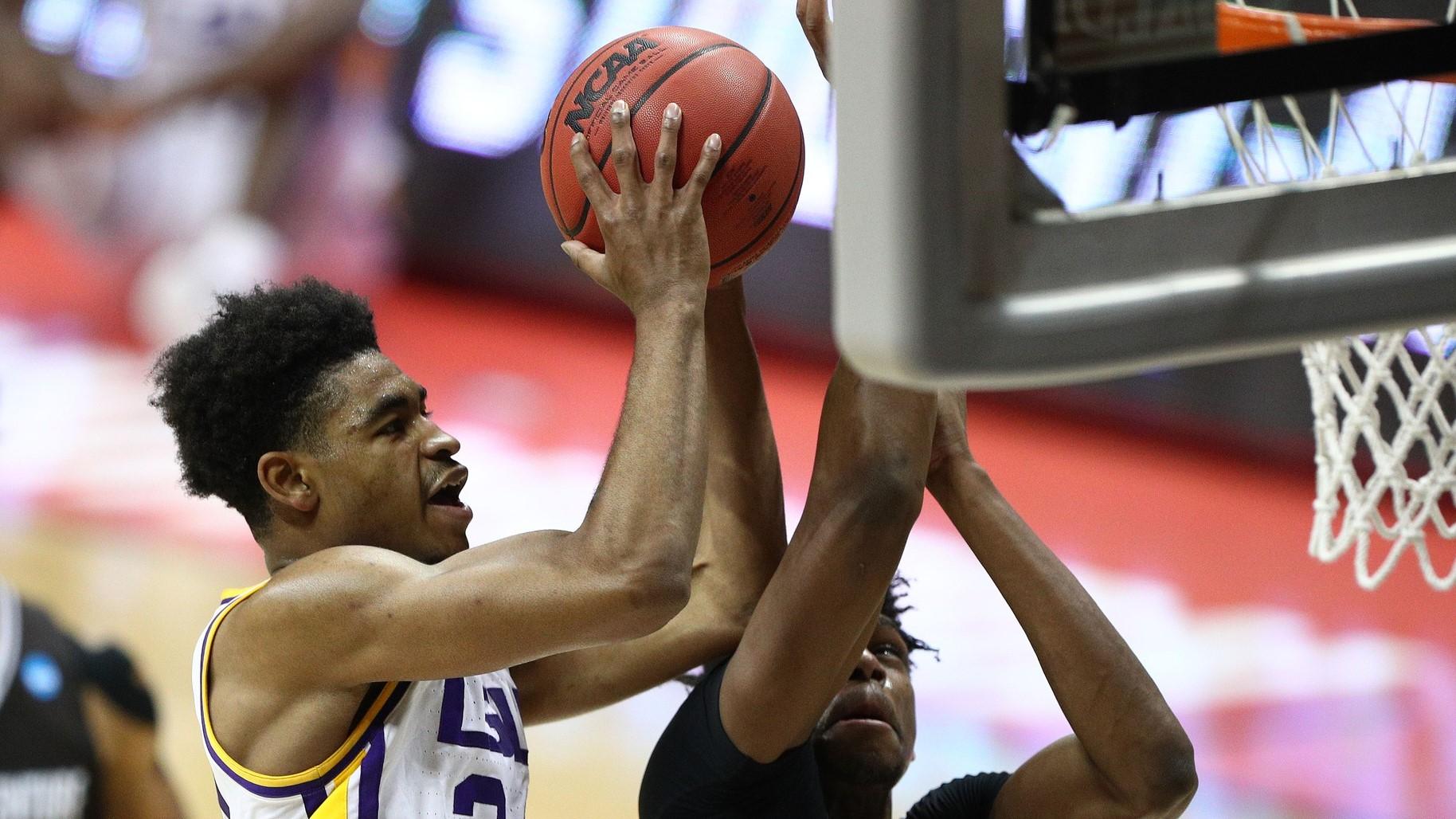 Louisiana State Tigers guard Cameron Thomas (24) moves to the basket against St. Bonaventure Bonnies forward Osun Osunniyi (21) during the first half in the first round of the 2021 NCAA Tournament at Simon Skjodt Assembly Hall. / Jordan Prather-USA TODAY Sports