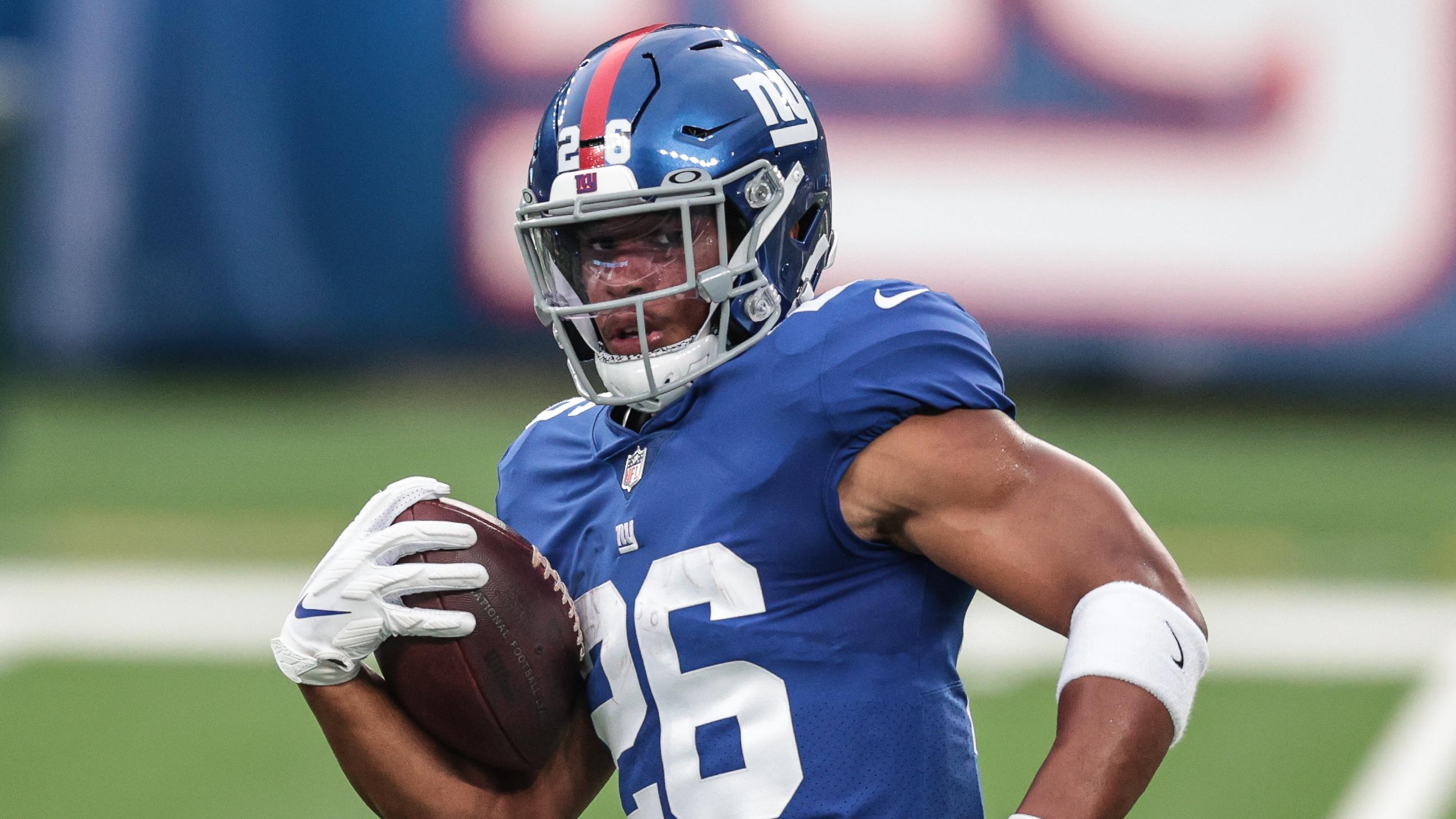 Aug 28, 2020; East Rutherford, New Jersey, USA; New York Giants running back Saquon Barkley (26) runs with the ball before the Blue-White Scrimmage at MetLife Stadium. Mandatory Credit: Vincent Carchietta-USA TODAY Sports / © Vincent Carchietta-USA TODAY Sports